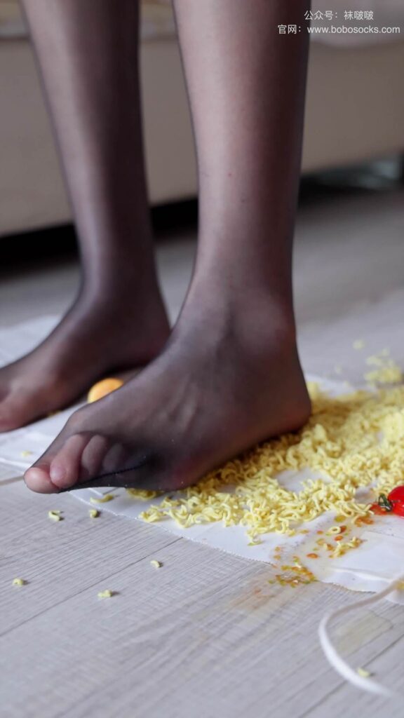 [BoBoSocks袜啵啵]积分限定作品 NO.003 小甜豆-小魔女装、高跟凉鞋、油亮黑丝、踩东西剧情[39P/1V/836MB]插图1