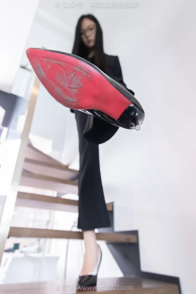 [BoBoSocks袜啵啵]NO.617 焦糖-高跟鞋、短肉丝、白船袜、裸足、ol制服[220P/1V/7.51GB]插图2