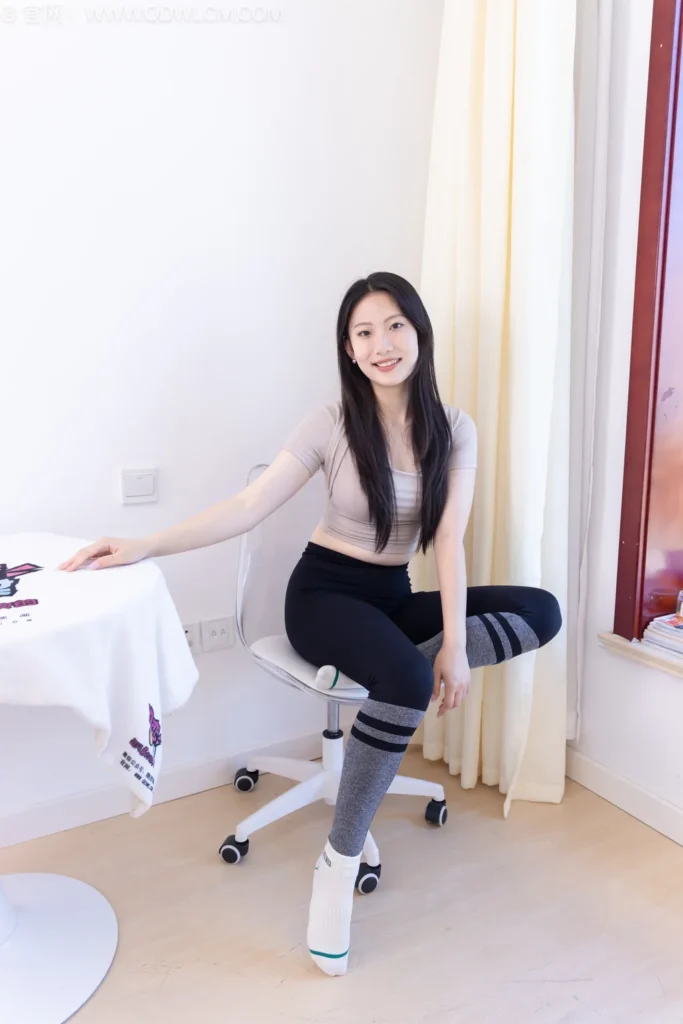 物恋传媒 NO.2536 奶糖-高跟长靴、白棉袜、裸足[180P/1V/3.81GB]插图