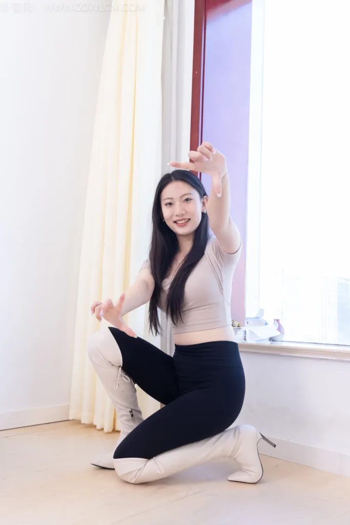 物恋传媒 NO.2536 奶糖-高跟长靴、白棉袜、裸足[180P/1V/3.81GB]插图3