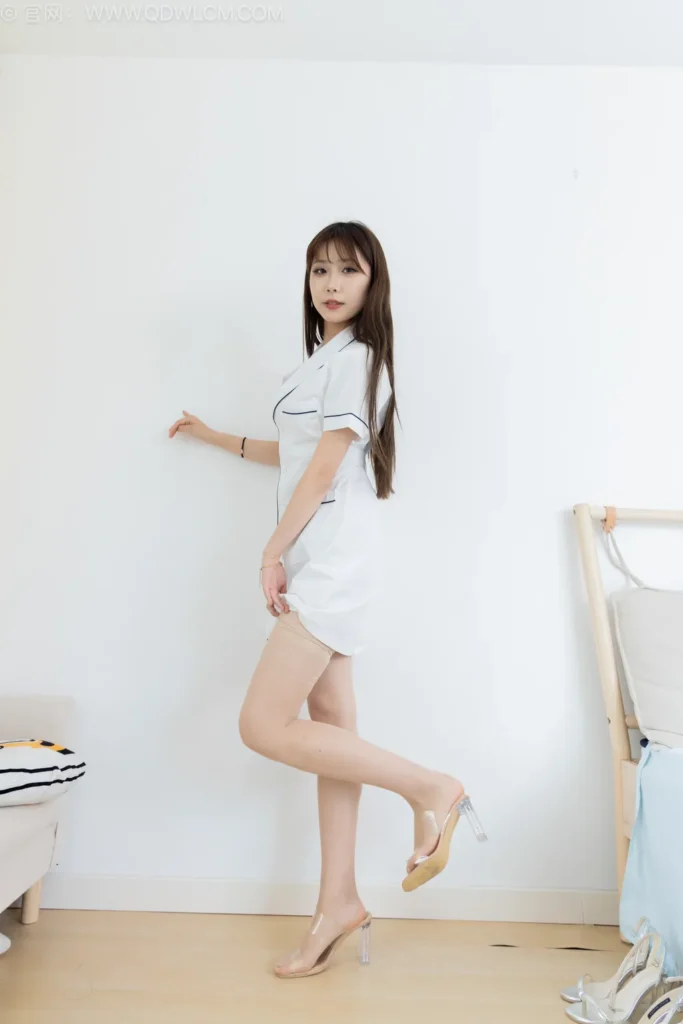 物恋传媒 NO.2539 泡泡-高跟凉鞋、薄肉丝大腿袜、护士服[150P/1V/3.83GB]插图2