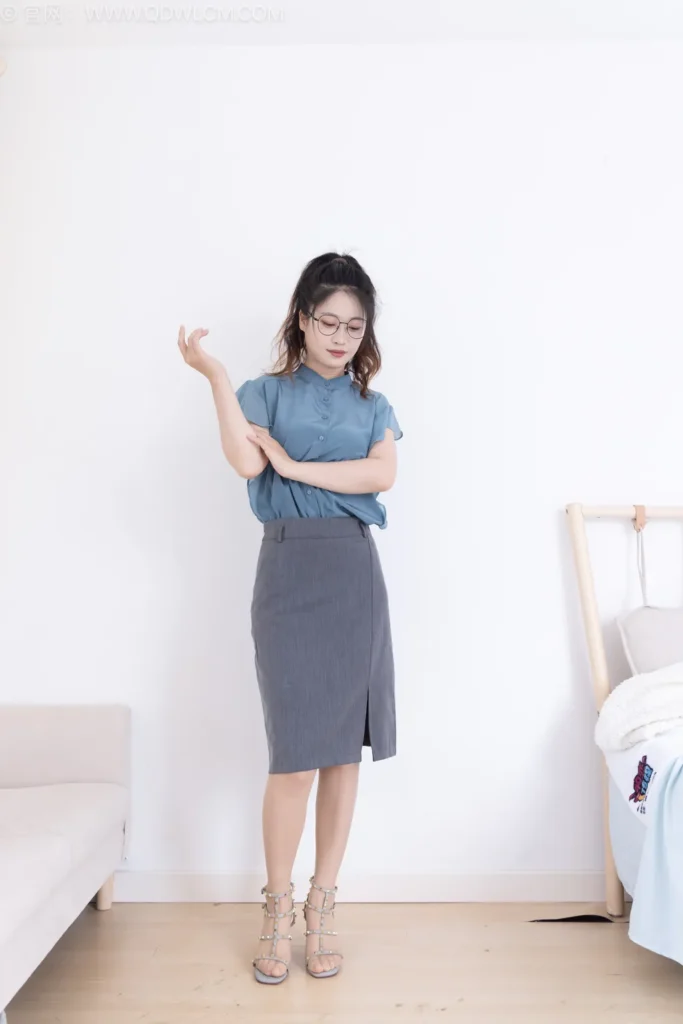 物恋传媒 NO.2540 小紫-三双高跟鞋、薄肉丝、裸足[155P/1V/6.10GB]插图1