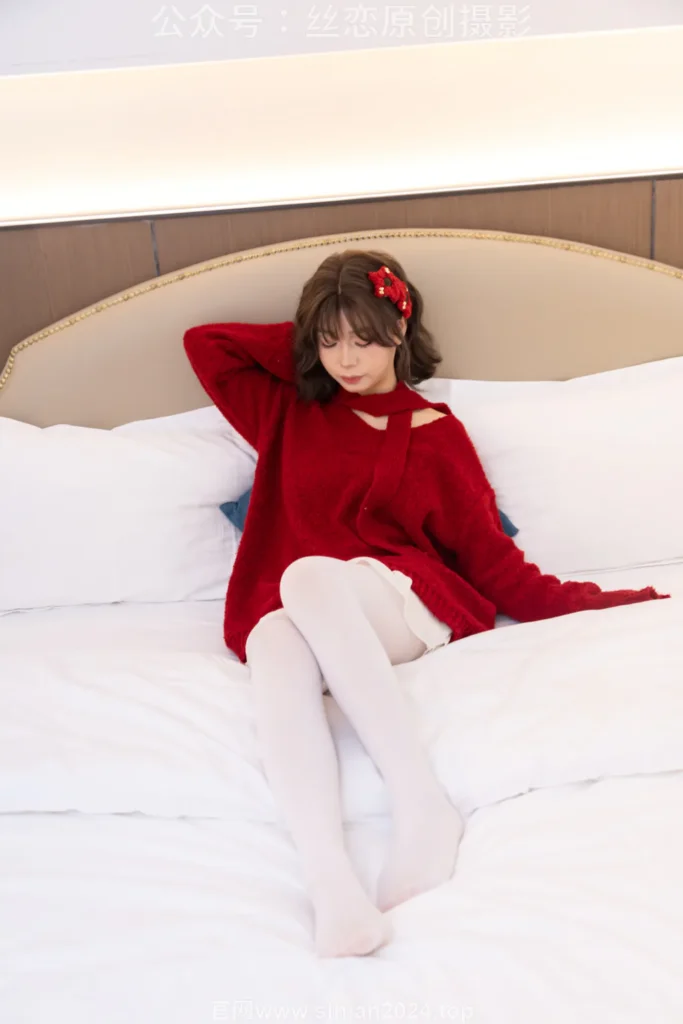 丝恋摄影 NO.010 泡芙-红色毛衣 小白裙 厚白丝袜 白色板鞋[228P/1V/3.13GB]插图3