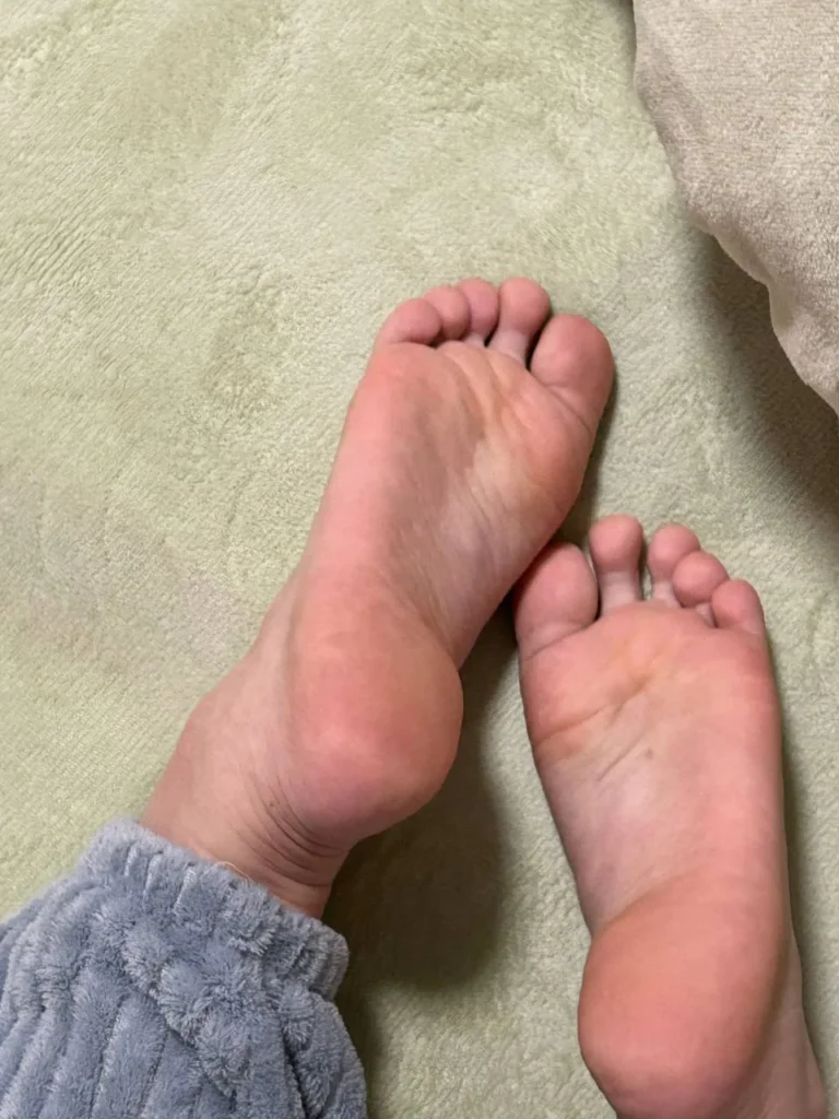 脚模面试脸足同框套路系列-215 略显成熟 [4V/9M]插图4