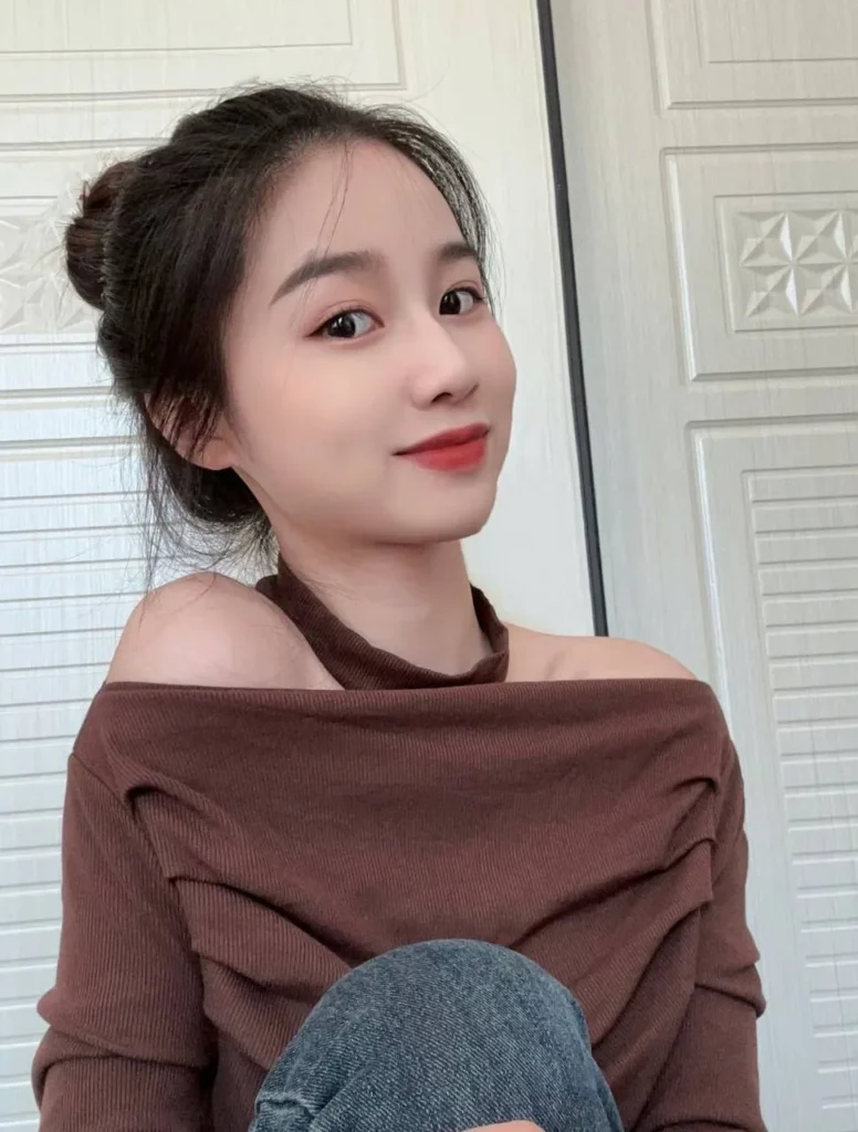 脚模面试脸足同框套路系列-215 略显成熟 [4V/9M]插图