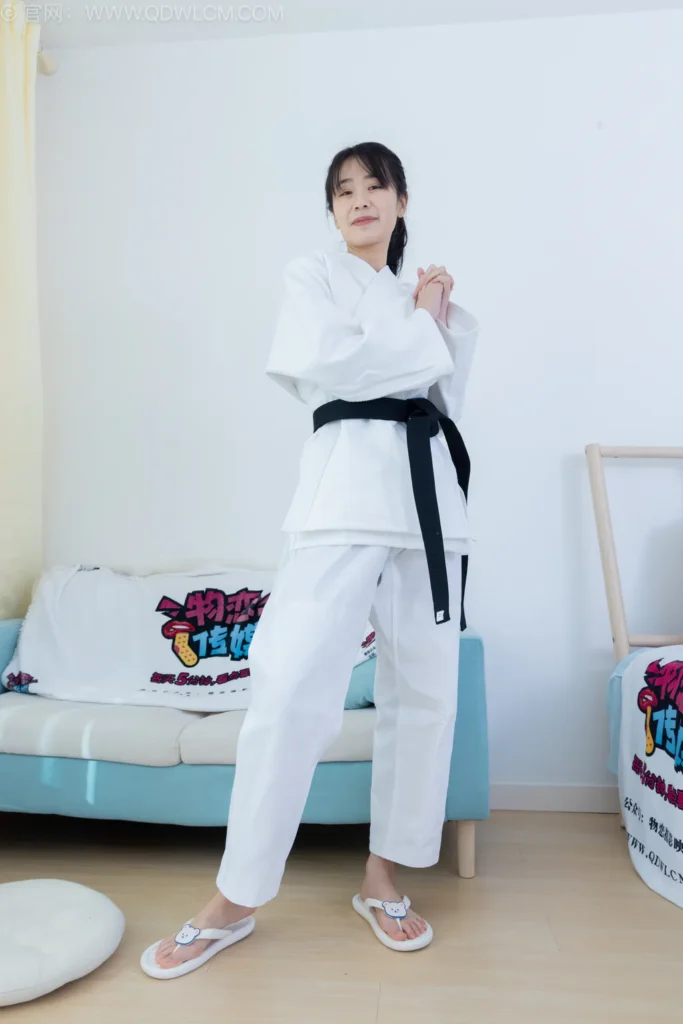 物恋传媒 NO.2552 菜菜-人字拖、黑色踩脚裤袜、裸足、纯白棉袜[230P/1V/5.35GB]插图1