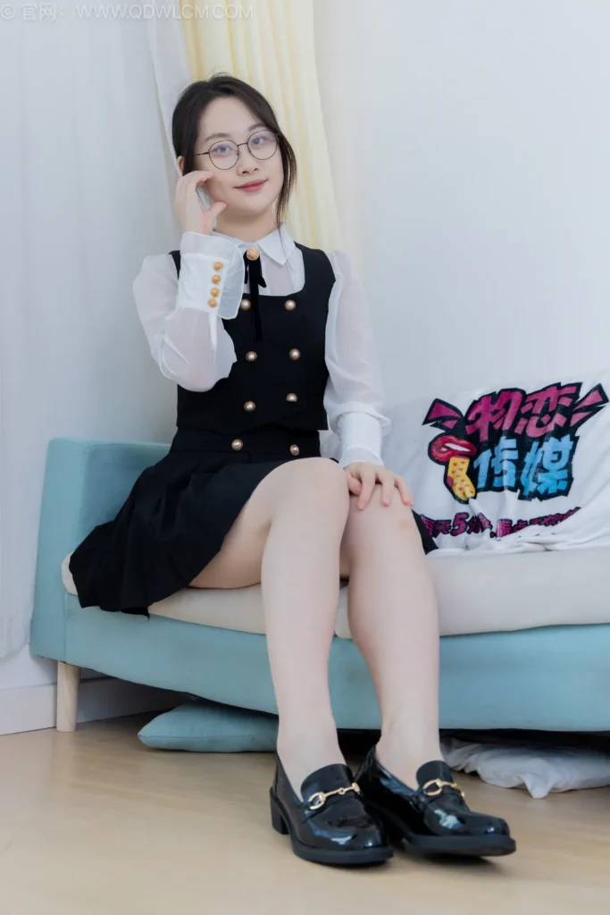 物恋传媒 NO.2553 小新-皮鞋、厚灰丝、裸足[155P/1V/4.06GB]插图2