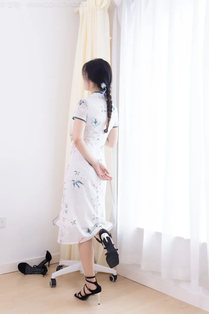 物恋传媒 NO.2556 小紫-三双高跟鞋、薄肉丝、裸足[165P/1V/6.05GB]插图2