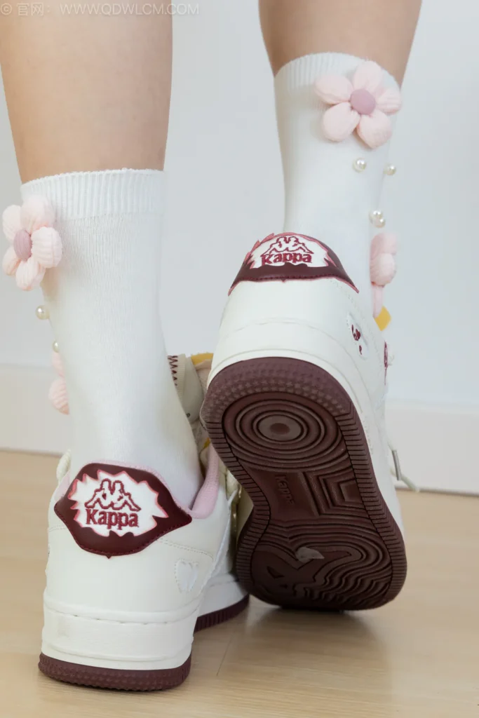 物恋传媒 NO.2563 茯苓-板鞋、白棉袜、裸足[200P/1V/4.50GB]插图2