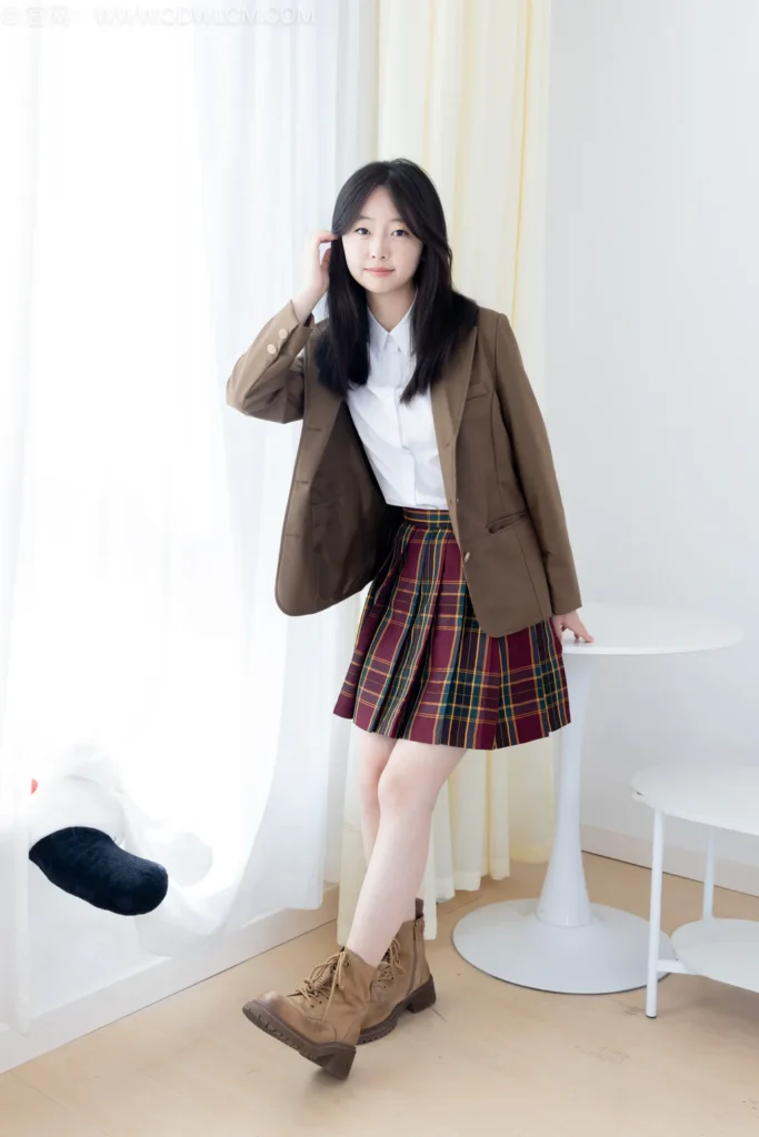 物恋传媒 NO.2567 萌萌-短靴、白棉袜、裸足、jk制服[150P/1V/3.61GB]插图3