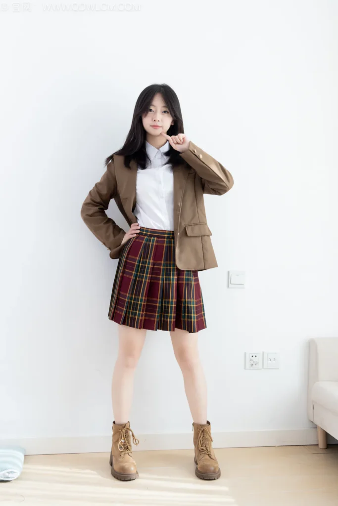 物恋传媒 NO.2567 萌萌-短靴、白棉袜、裸足、jk制服[150P/1V/3.61GB]插图1