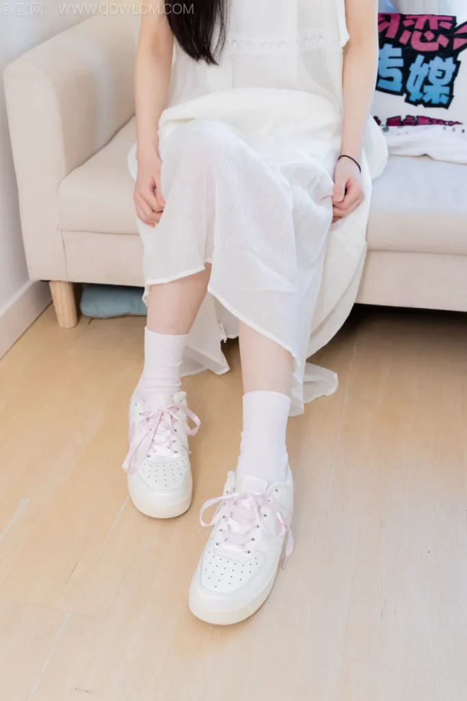 物恋传媒 NO.2568 小羊-板鞋、白棉袜、裸足[153P/1V/3.32GB]插图2