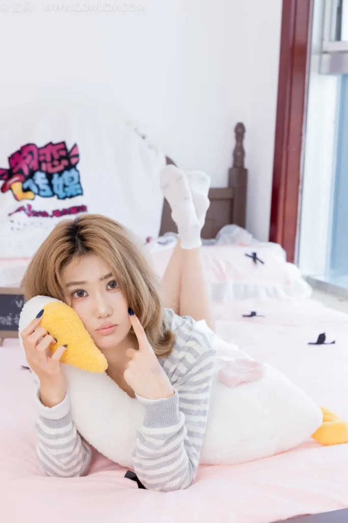 物恋传媒 NO.2571 灵儿-板鞋、白棉袜、裸足[154P/1V/3.50GB]插图