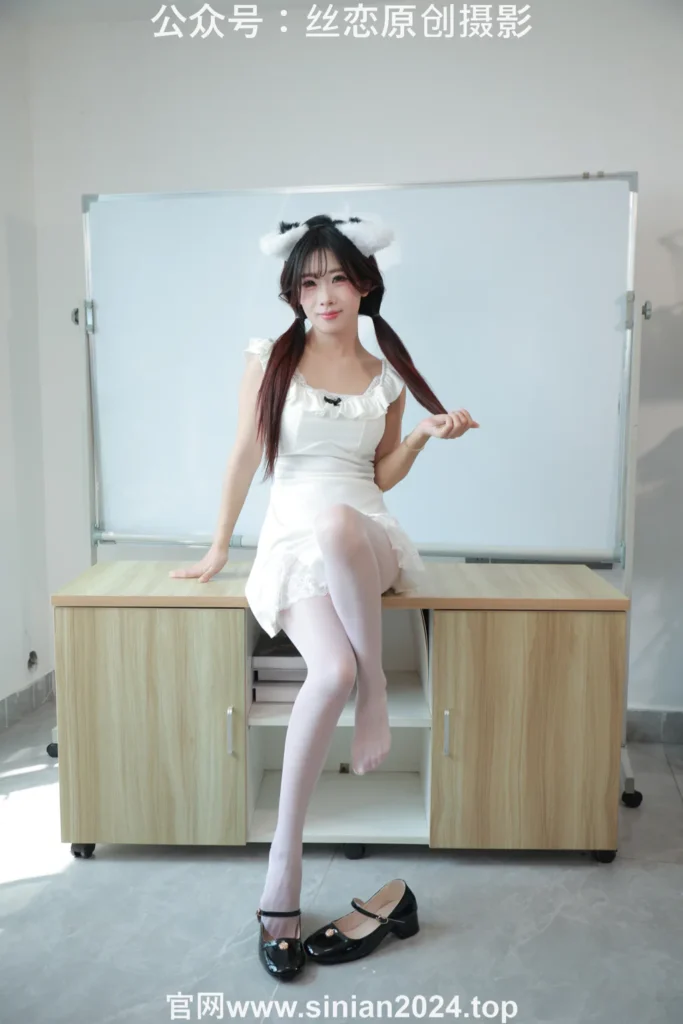 丝恋摄影 NO.045 小梦-白色超短裙 厚白丝袜 黑色小皮鞋[247P/1V/4.44GB]插图