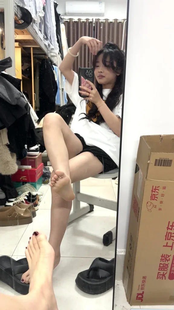 脚模面试脸足同框套路系列-227 秀脚[20V/2.86G]插图2