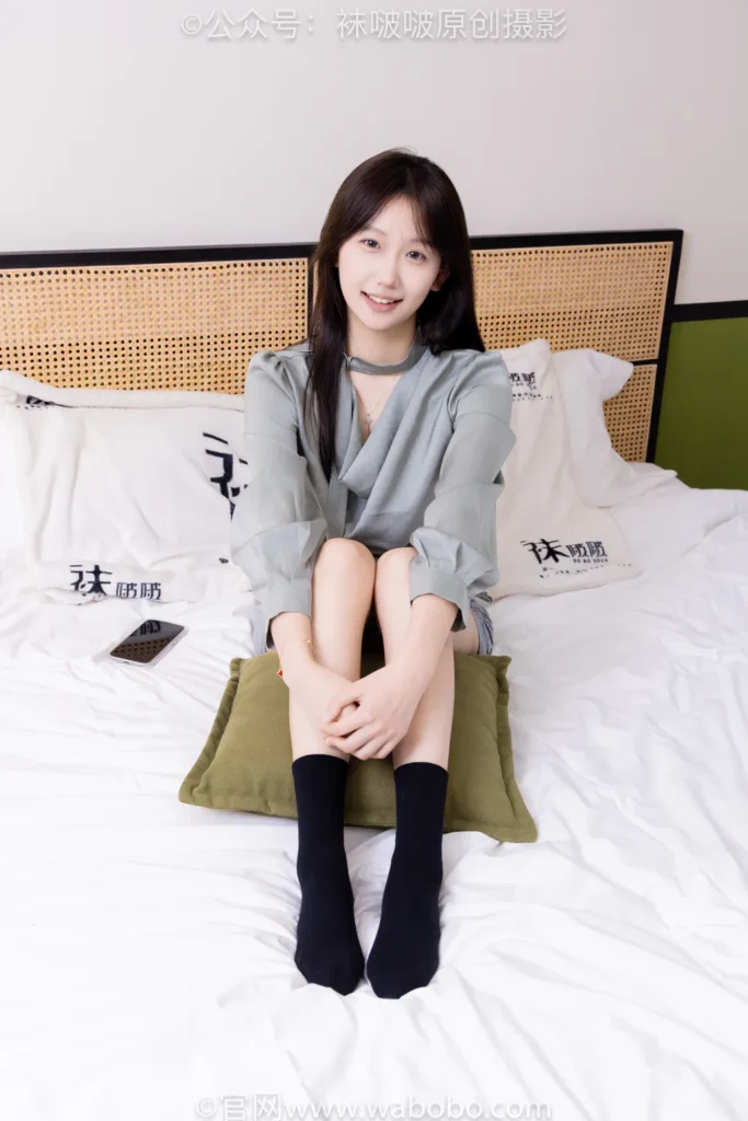 [BoBoSocks袜啵啵]NO.641 香菜-萨洛蒙运动鞋、黑棉袜、短肉丝 [189P/1V/9.97GB]插图3