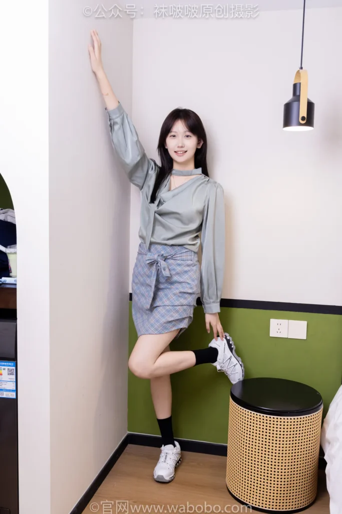 [BoBoSocks袜啵啵]NO.641 香菜-萨洛蒙运动鞋、黑棉袜、短肉丝 [189P/1V/9.97GB]插图1