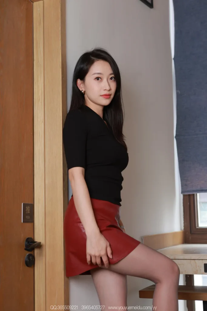 [IESS异思趣向] 2025.11.12 丝享家2208：小婕《红色小皮裙》[90P/78MB]插图2