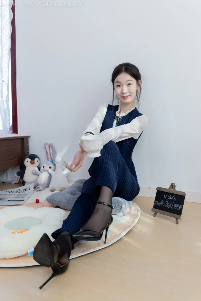 物恋传媒 NO.2578 水蜜桃-高跟鞋、薄黑丝、银行制服、裤里丝[157P/1V/4.09GB]插图3