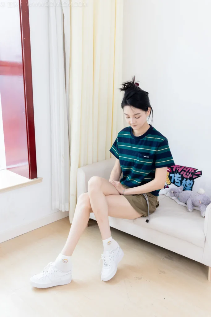 物恋传媒 NO.2581 小熊-板鞋、白棉袜、裸足[150P/1V/3.57GB]插图