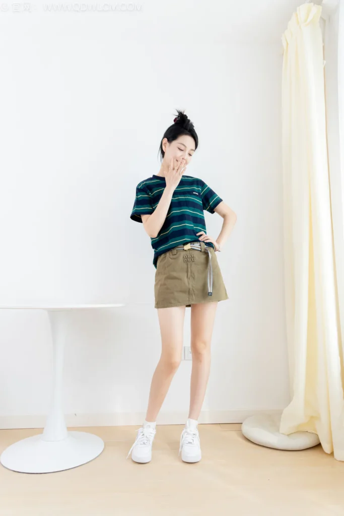 物恋传媒 NO.2581 小熊-板鞋、白棉袜、裸足[150P/1V/3.57GB]插图1