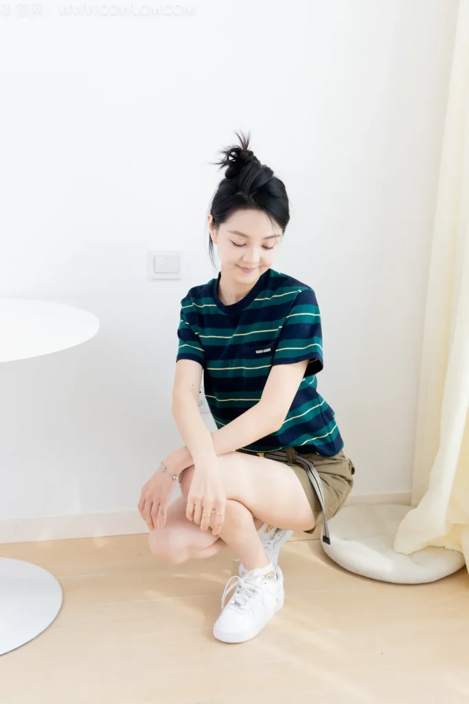 物恋传媒 NO.2581 小熊-板鞋、白棉袜、裸足[150P/1V/3.57GB]插图2