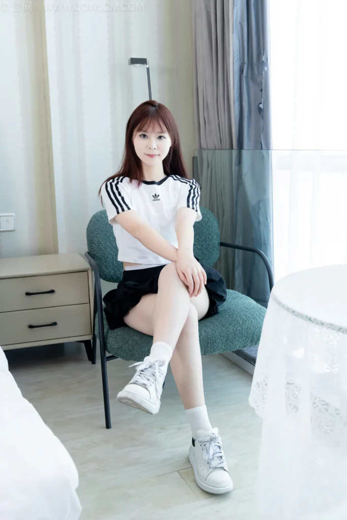 物恋传媒 NO.2582 面面-板鞋、纯白棉袜、裸足[150P/1V/3.89GB]插图2