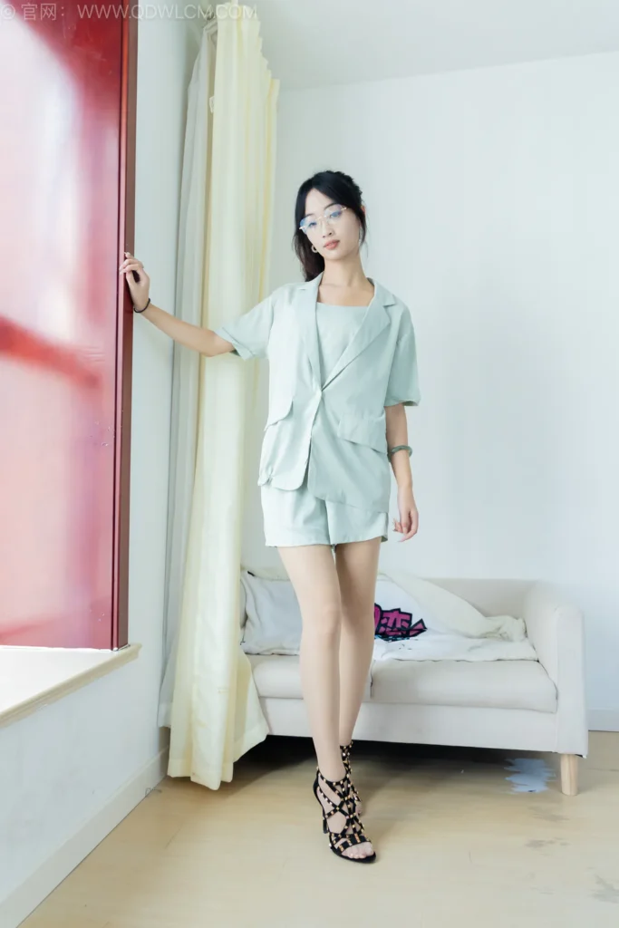 物恋传媒 NO.2586 南南-三双高跟鞋、薄肉丝、裸足[155P/1V/5.95GB]插图