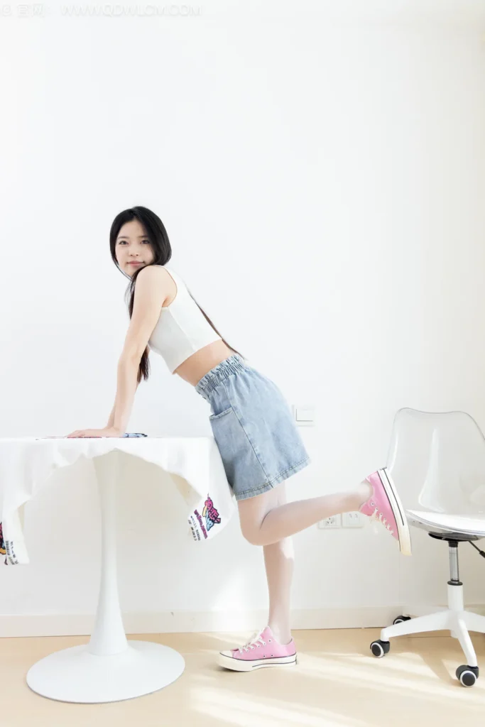 物恋传媒 NO.2588 茯苓-两双帆布鞋、薄白丝[159P/1V/4.15GB]插图2