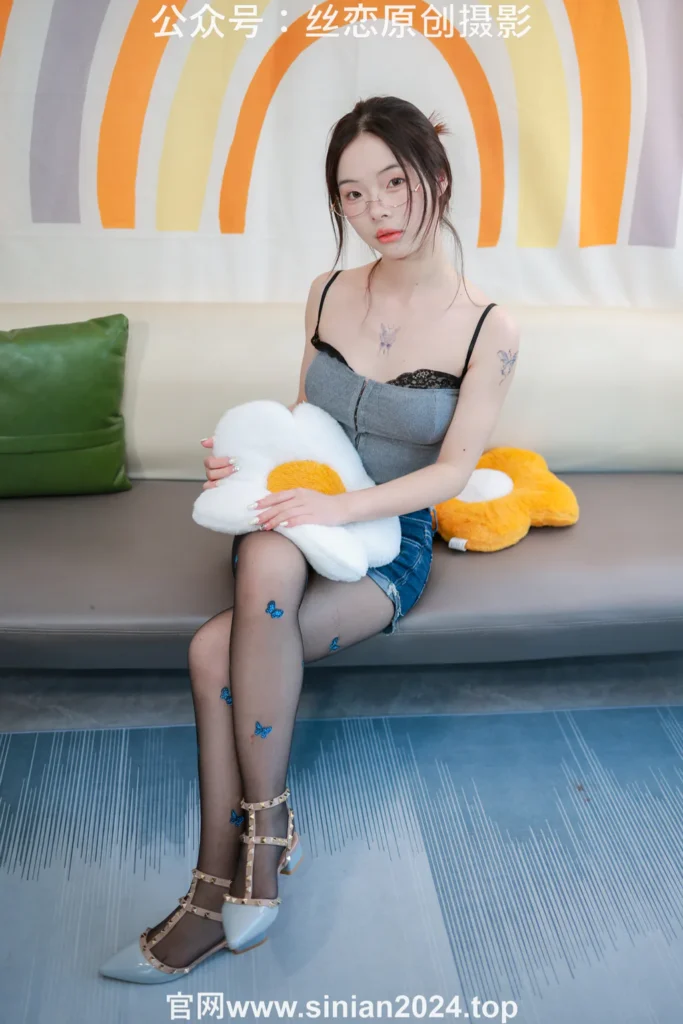 丝恋摄影 NO.057 麦麦-灰色小吊带 牛仔小短裤 蝴蝶斑点丝袜[248P/1V/4.42GB]插图1