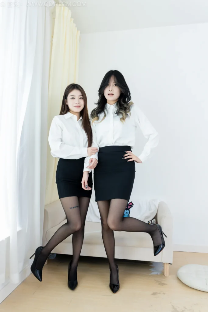 物恋传媒 NO.2590 闪闪&贝壳-高跟鞋、薄黑丝、ol制服[163P/1V/5.09GB]插图1