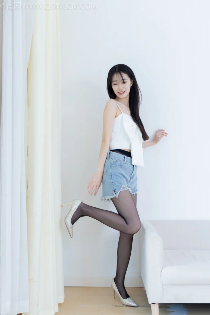 物恋传媒 NO.2594 菜菜-高跟鞋、薄黑丝、裸足[154P/3.83GB]插图2