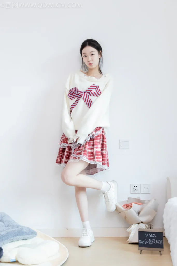 物恋传媒 NO.2595 水蜜桃-板鞋、白棉袜、裸足[161P/1V/4.14GB]插图