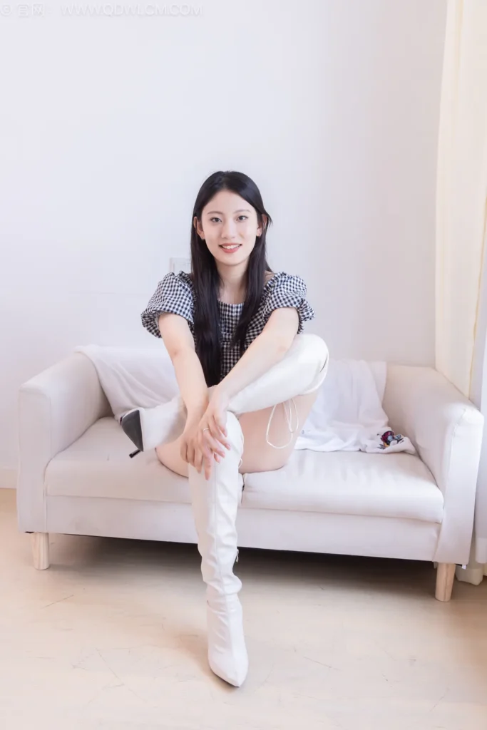 物恋传媒 NO.2601 奶糖-高跟长靴、白棉袜、裸足[185P/1V/3.74GB]插图3