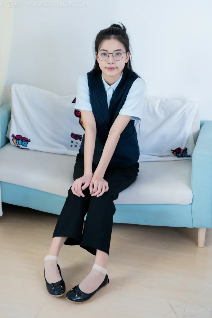 物恋传媒 NO.2603 茯苓-平底鞋、短肉丝、短黑丝、薄肉丝、银行制服[230P/1V/8.42GB]插图2