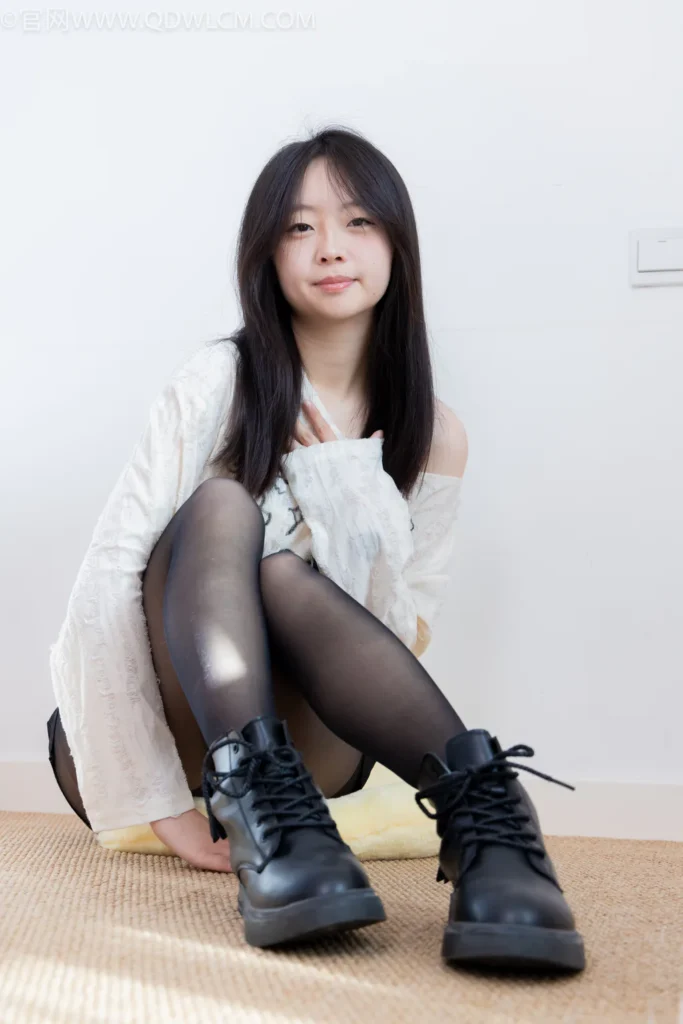 物恋传媒 NO.2608 萌萌-马丁靴、薄黑丝[143P/1V/4.18GB]插图3