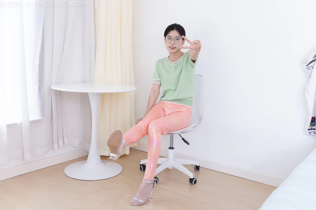 物恋传媒 NO.2633 茯苓-高跟凉鞋、薄白丝、皮裤裤里丝[160P/1V/3.81GB]插图2