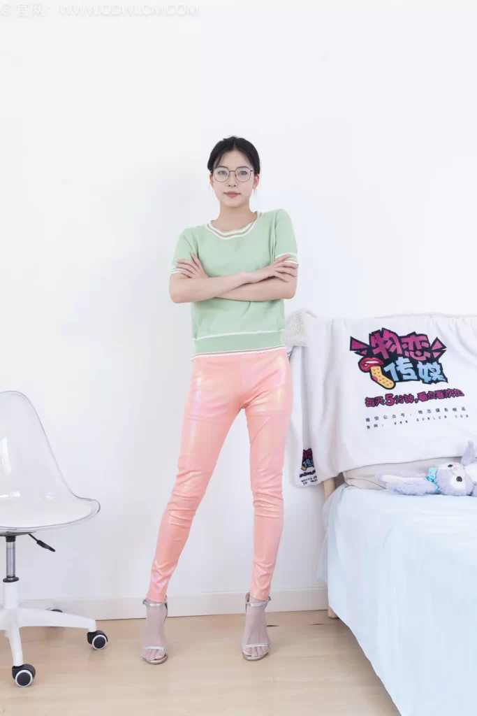 物恋传媒 NO.2633 茯苓-高跟凉鞋、薄白丝、皮裤裤里丝[160P/1V/3.81GB]插图1