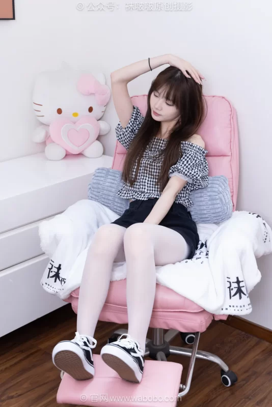 [BoBoSocks袜啵啵]NO.677 甜甜圈-帆布鞋、纯白棉袜、薄白丝[252P/1V/7.34GB]-无料摄影圈
