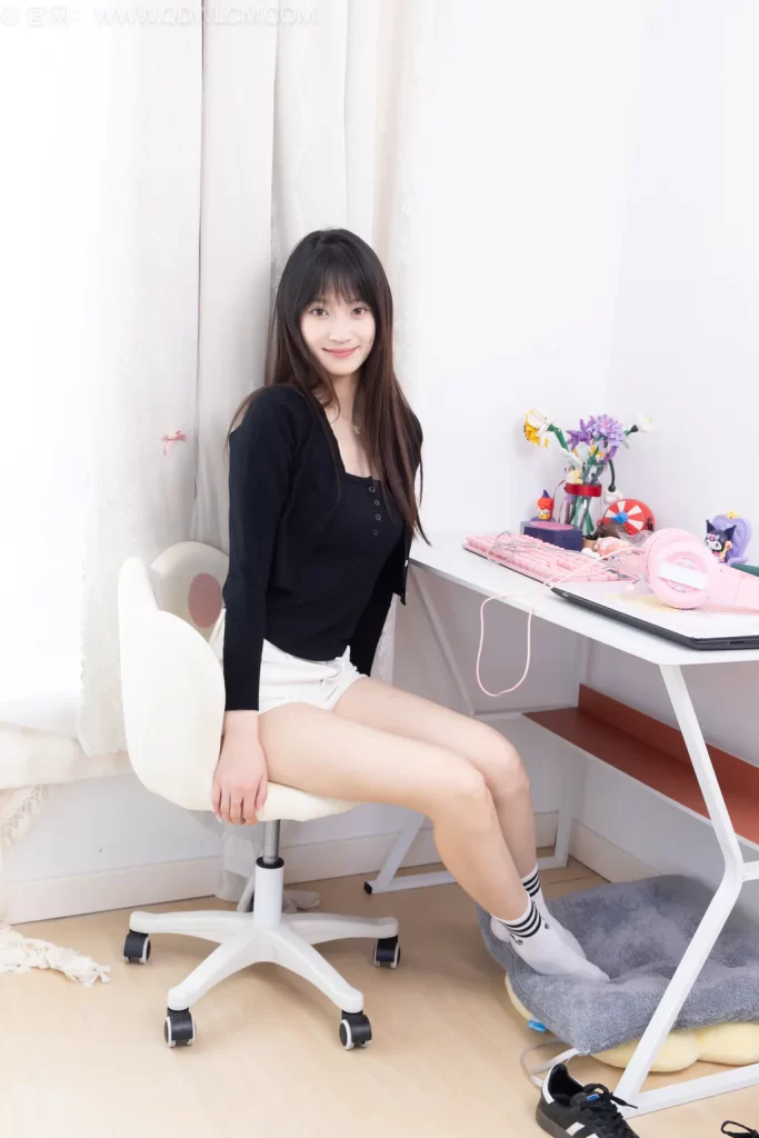 物恋传媒 NO.2663 山奈-帆布鞋、自然穿脏白棉袜、裸足[172P/1V/3.24GB]插图