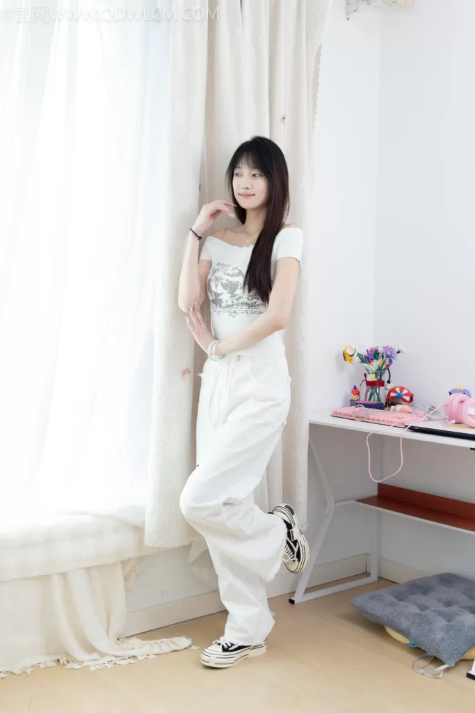 物恋传媒 NO.2670 山奈-帆布鞋、白棉袜、薄黑丝[156P/1V/3.95GB]插图1