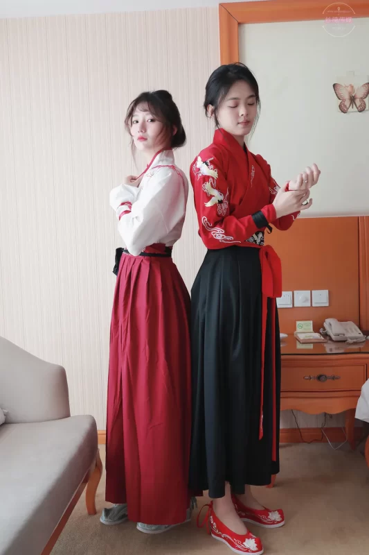 凡夫摄影 NO.0011 可菲×晓莲 红色古装汉服丝足[190P/2V/7.26GB]-无料摄影圈