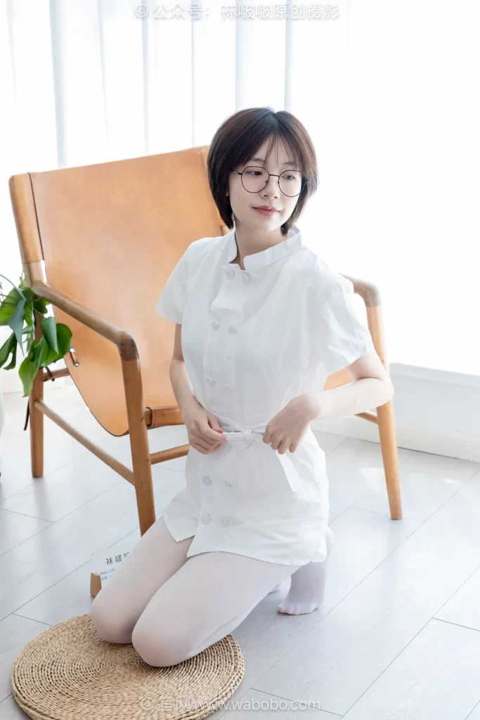 [BoBoSocks袜啵啵]NO.702 小甜豆-高跟凉鞋、厚白丝、护士服[155P/1V/5.69GB]插图3