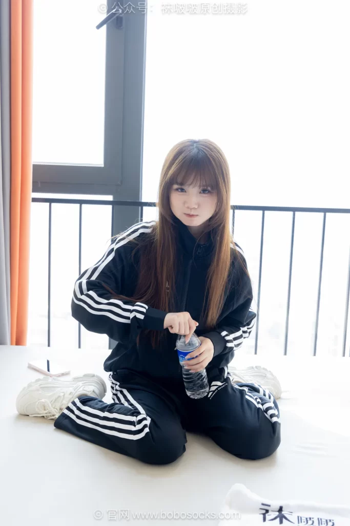 [BoBoSocks袜啵啵]NO.703 甜甜圈-运动鞋、纯白棉袜、裸足、运动套装[150P/1V/5.75GB]插图3