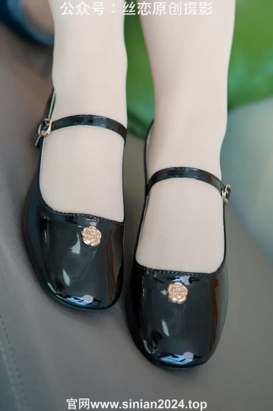 丝恋摄影 NO.067 麦麦-学院风制服 过膝白袜 黑色乐福鞋[286P/1V/4.30GB]-无料摄影圈