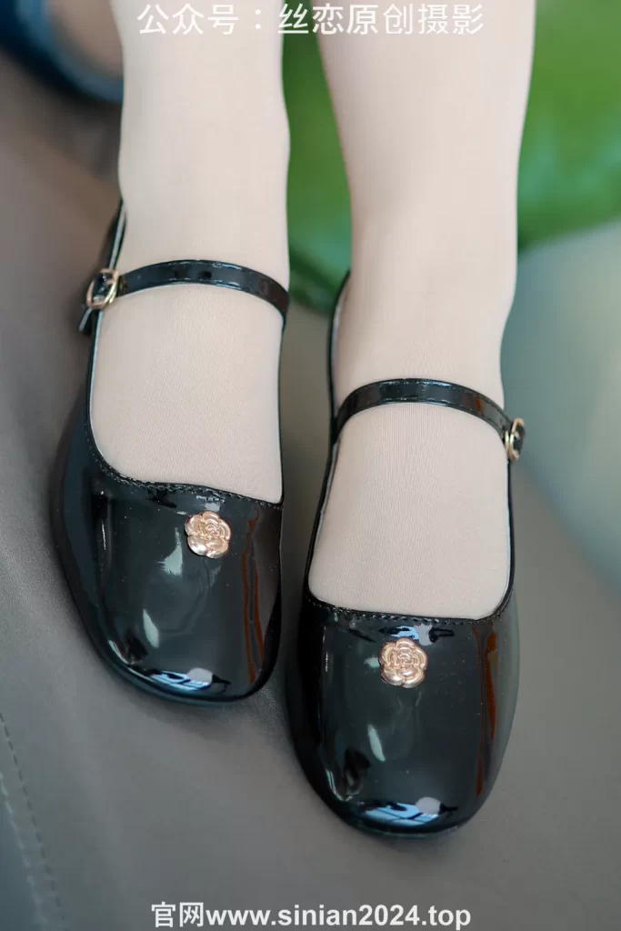 丝恋摄影 NO.067 麦麦-学院风制服 过膝白袜 黑色乐福鞋[286P/1V/4.30GB]插图