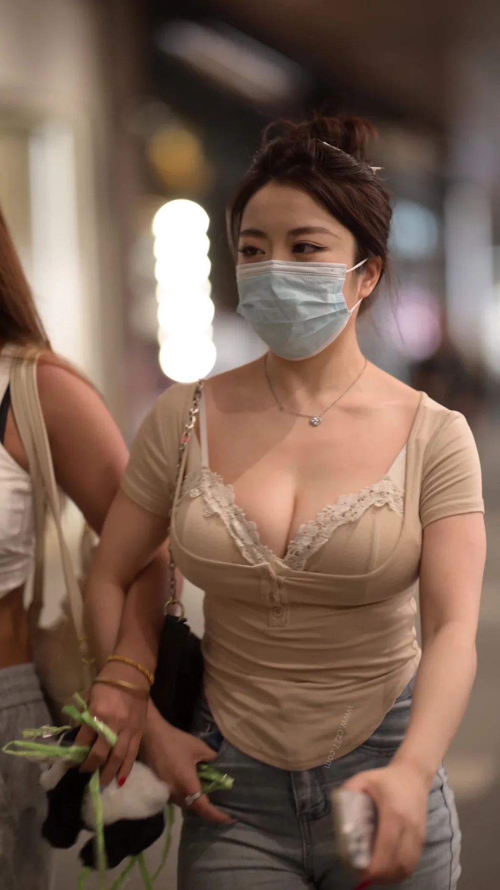 橙子摄影 NO.0093 – 街边丰腴美女（下）[1V/5.44GB]插图1
