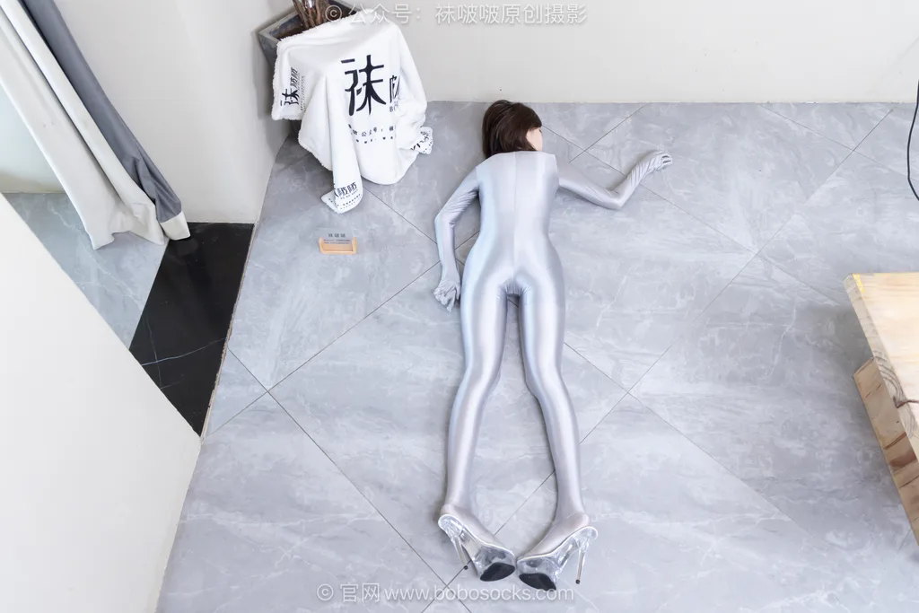 [BoBoSocks袜啵啵]NO.718 小甜豆-高跟凉鞋、银色连体衣[190P/1V/5.85GB]插图3