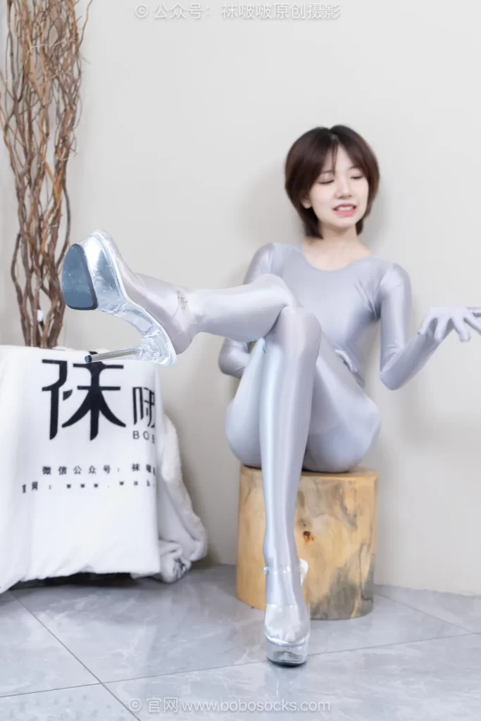 [BoBoSocks袜啵啵]NO.718 小甜豆-高跟凉鞋、银色连体衣[190P/1V/5.85GB]插图2