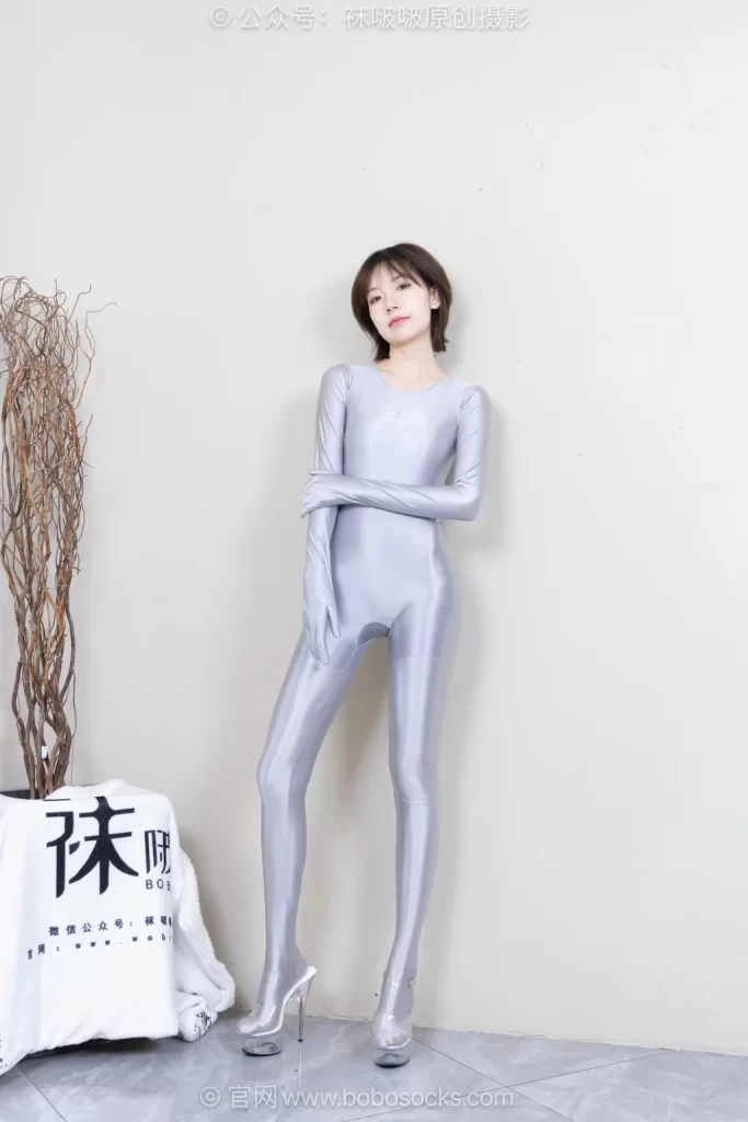 [BoBoSocks袜啵啵]NO.718 小甜豆-高跟凉鞋、银色连体衣[190P/1V/5.85GB]插图1